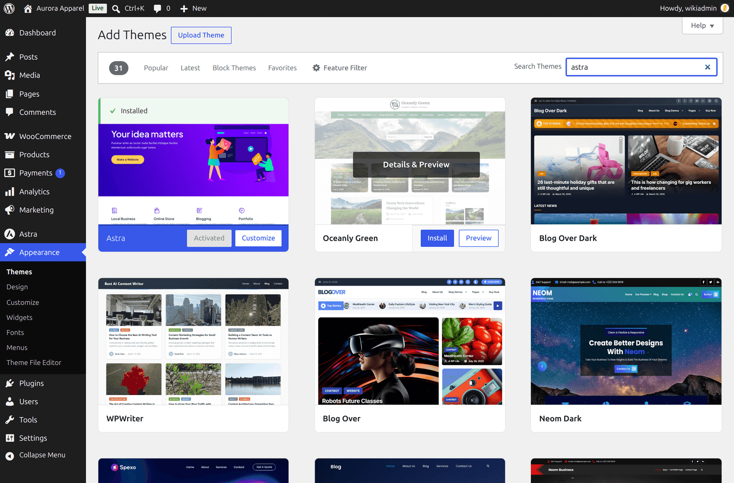 Der Bildschirm Themes hinzufügen in WordPress mit „astra" im Suchfeld und einem Raster installierbarer Themes.